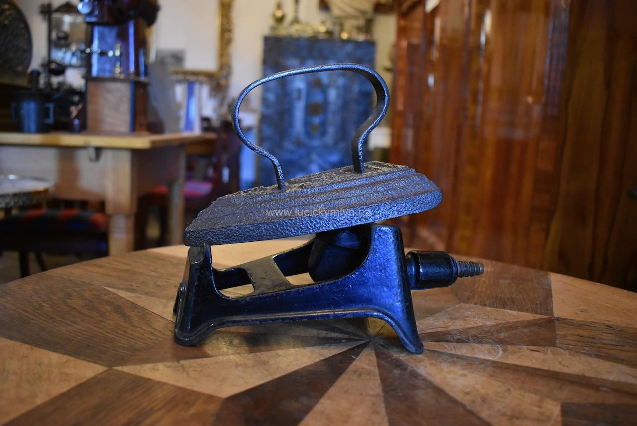 Starožitná litinová nahřívací žehlička s ohřívákem Starožitná litinová nahřívací žehlička s ohřívákem