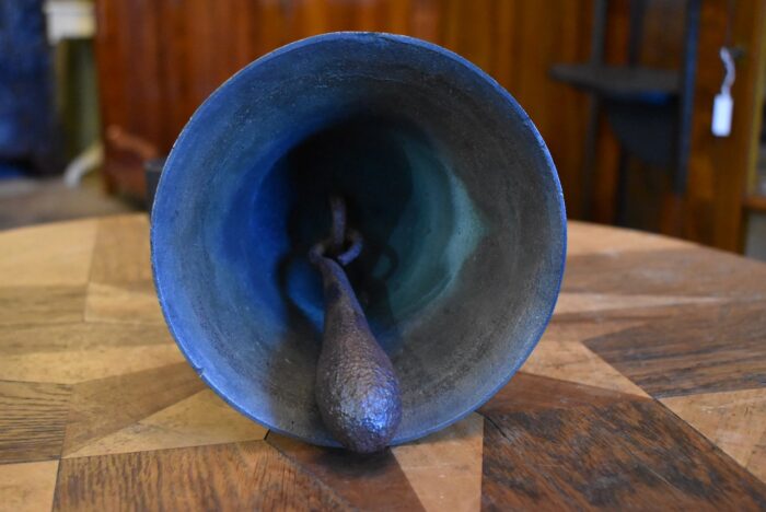 Větší starožitný zvon z litého bronzu