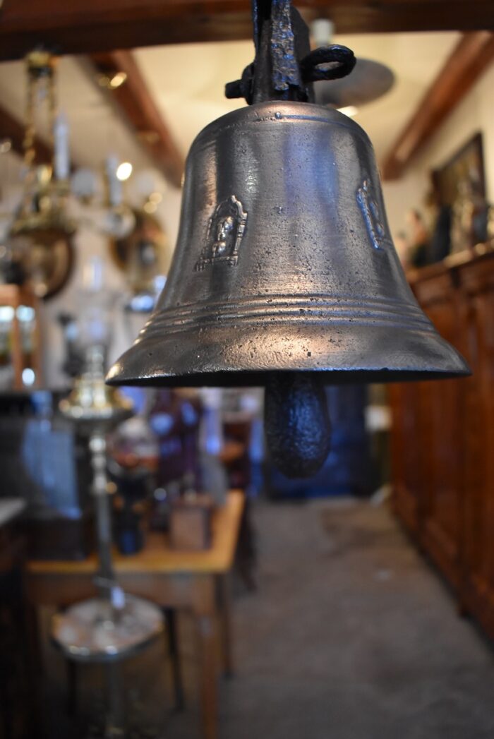 Větší starožitný zvon z litého bronzu