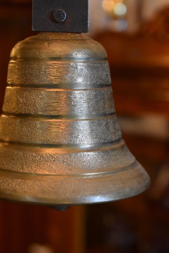 Menší starožitný zvon