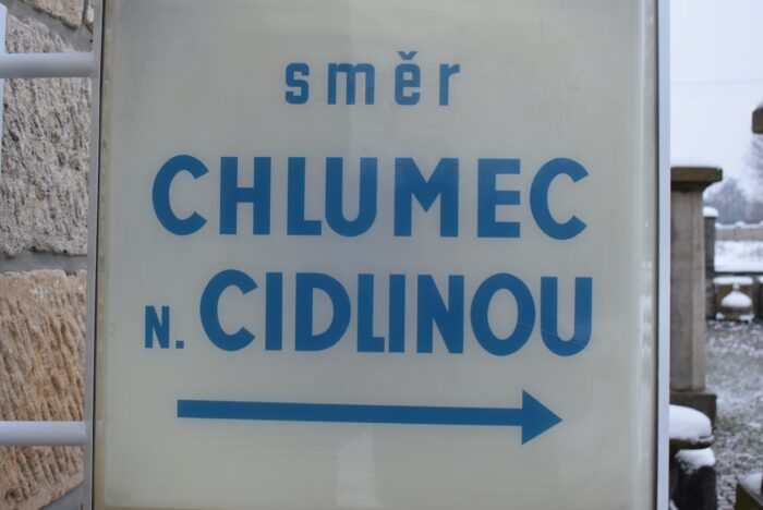 Historická cedule s označením směr CHLUMEC NAD CIDLINOU
