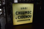 Historická cedule s označením směr CHLUMEC NAD CIDLINOU