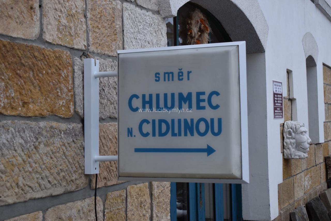 Historická cedule s označením směr CHLUMEC NAD CIDLINOU Historická cedule s označením směr CHLUMEC NAD CIDLINOU