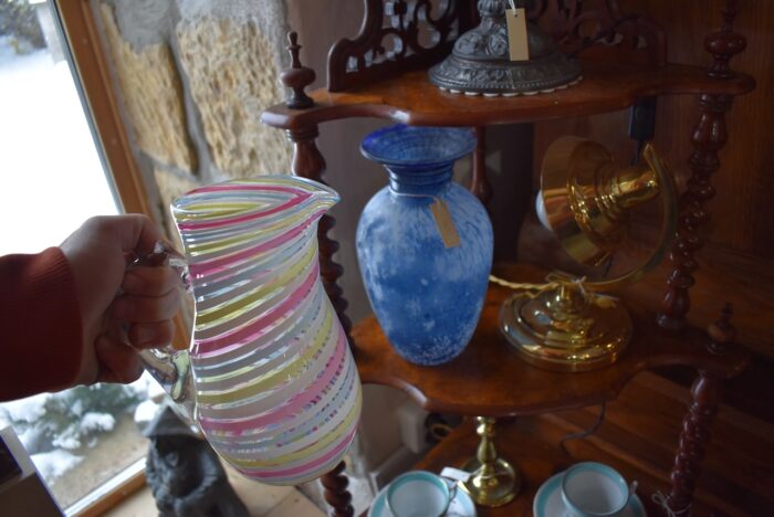 Krásný starožitný džbánek z foukaného skla