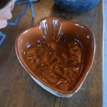 Keramická starožitná pečící forma ve tvaru srdce