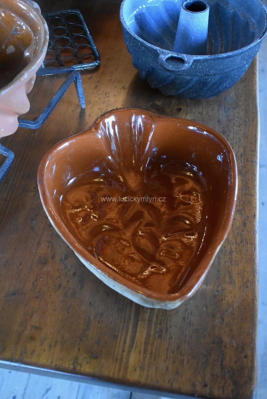 Keramická starožitná pečící forma ve tvaru srdce Keramická starožitná pečící forma ve tvaru srdce