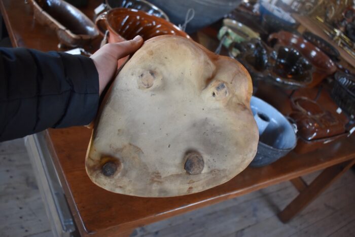 Keramická starožitná pečící forma ve tvaru srdce