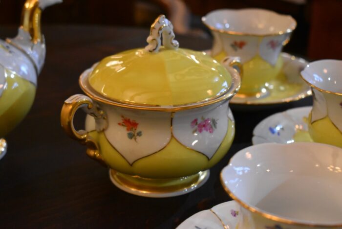 Krásný starožitný porcelánový servis na kávu či čaj Míšeň