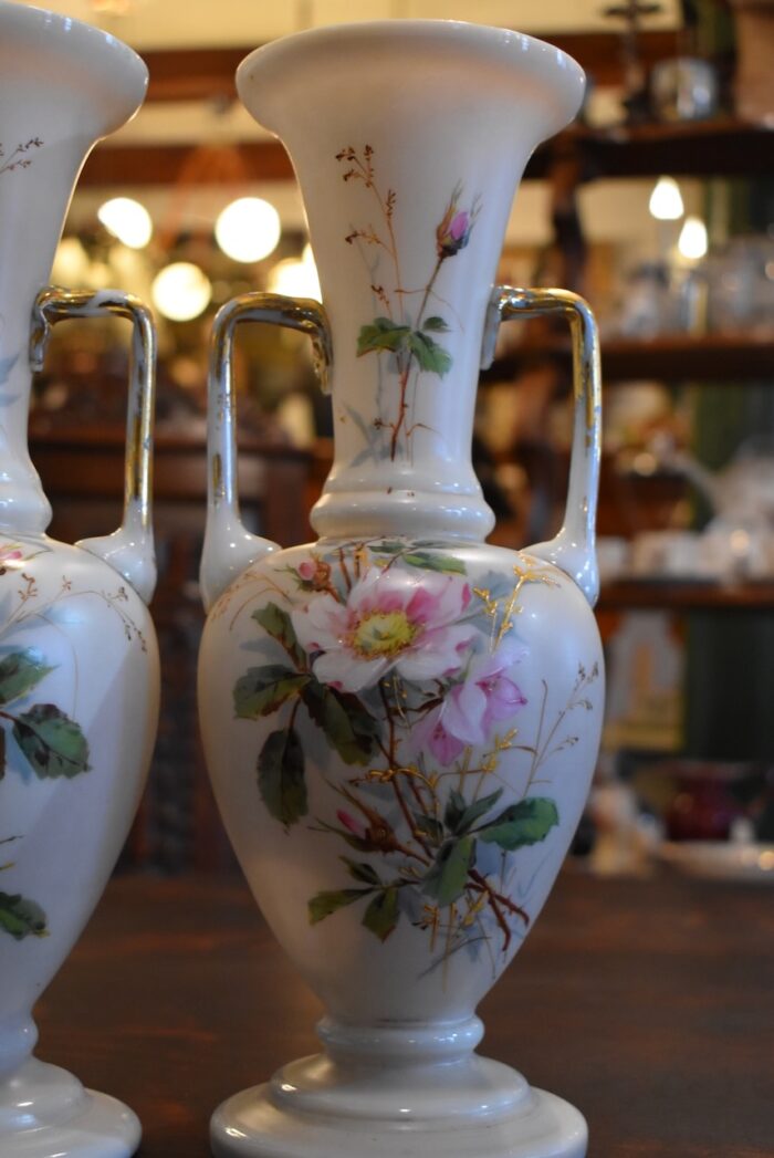Starožitné vázy z opálového skla