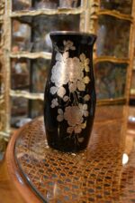 Starožitná váza ze sytě černého opakního skla
