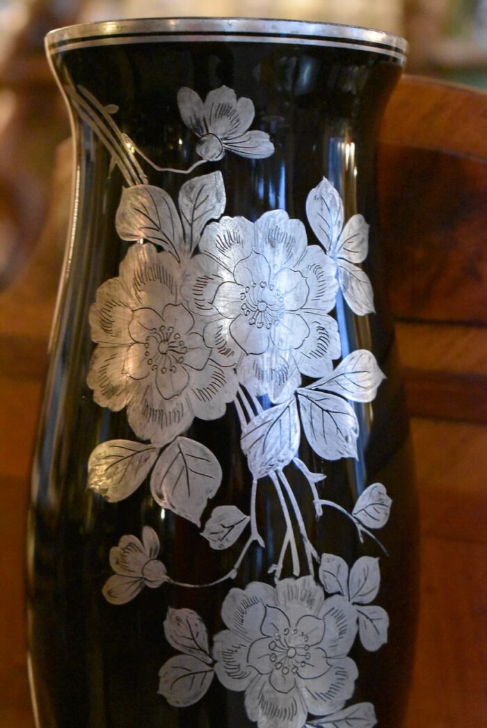 Starožitná váza ze sytě černého opakního skla