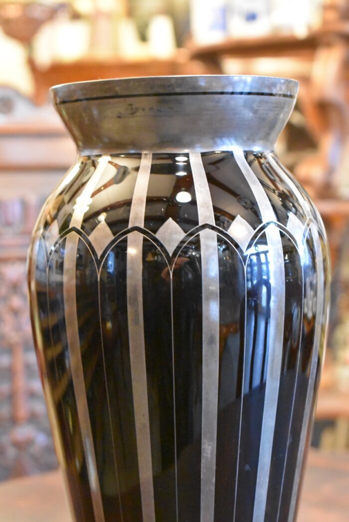 Větší starožitná váza