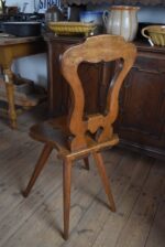 Starožitná selská židle v pozdně barokním stylu