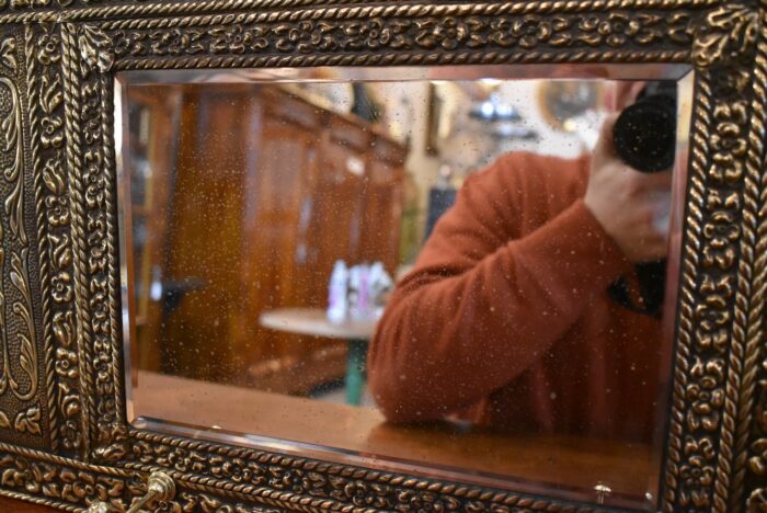 Starožitné nástěnné neorenesanční zrcadlo v rámu