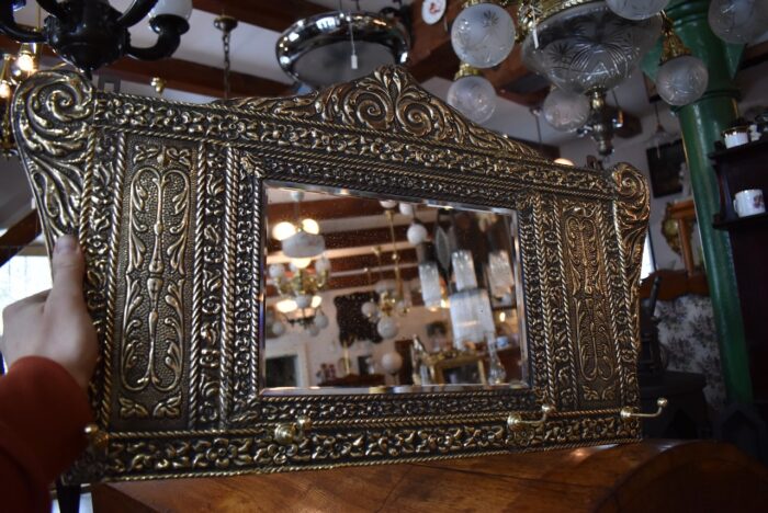 Starožitné nástěnné neorenesanční zrcadlo v rámu
