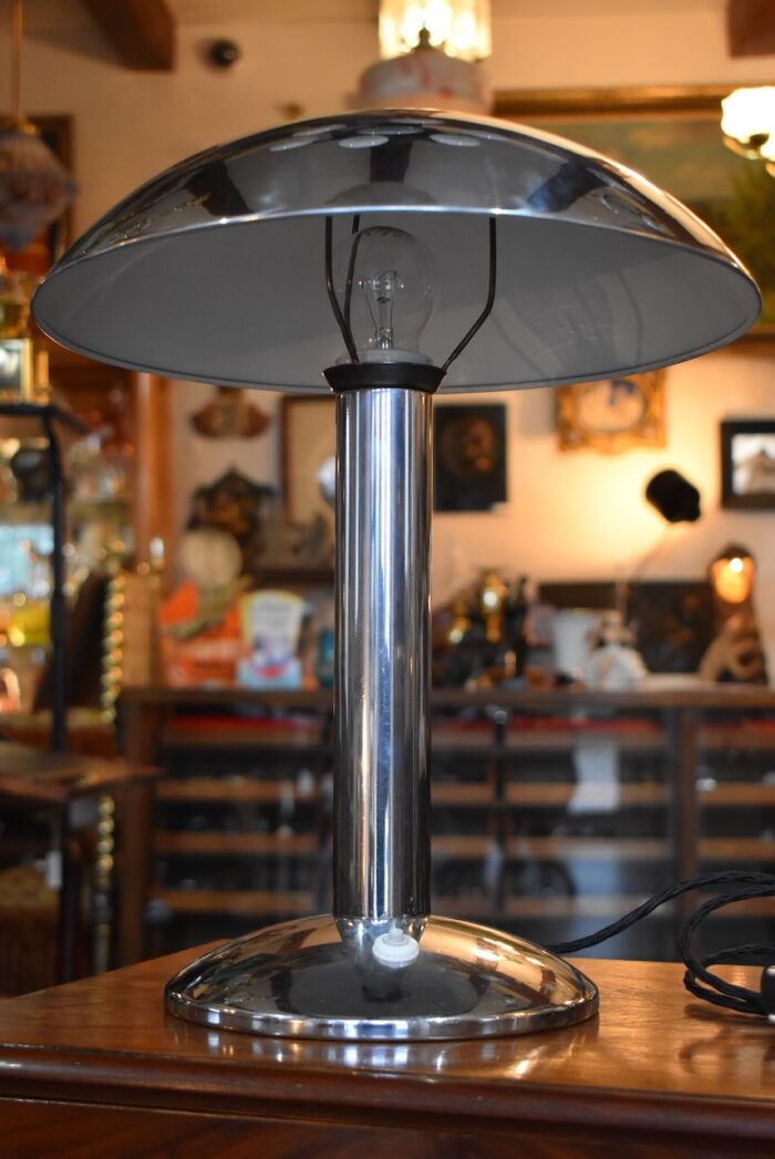 Funkcionalistická stolní lampa