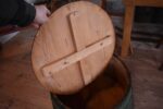 Velká starožitná nádoba díže ze štípaného dřeva