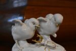 Hezká starožitná soška ptáčků pozorujících brouka roháče