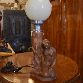 Figurální starožitná lampička Novotná