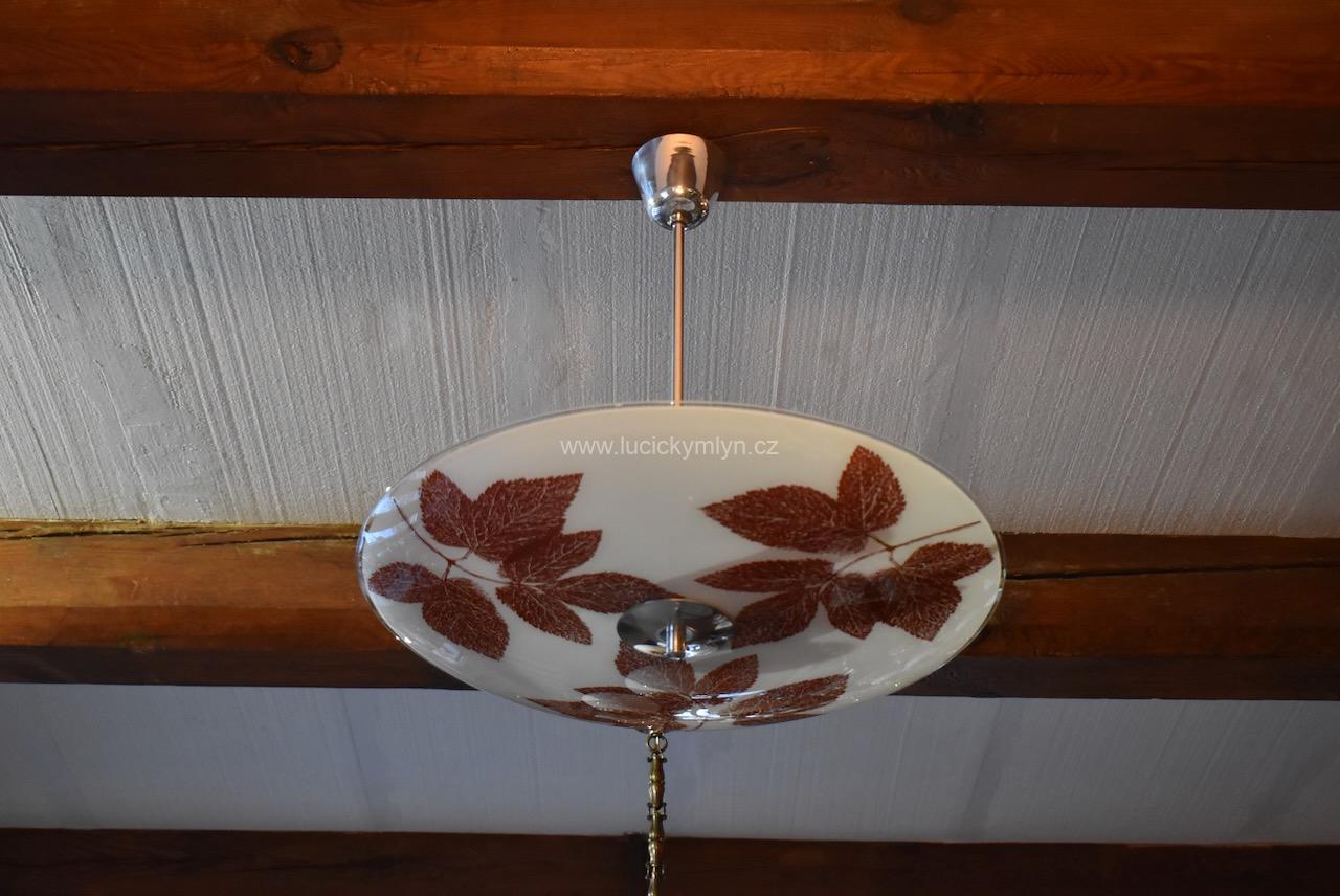 Dnes už starožitný závěsný retro lustr Dnes už starožitný závěsný retro lustr