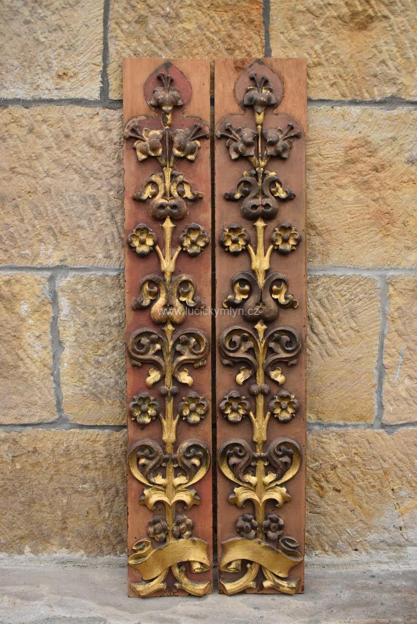 Starožitné florálně stylizované a výrazně gotizující zlacené dřevořezby Starožitné florálně stylizované a výrazně gotizující zlacené dřevořezby