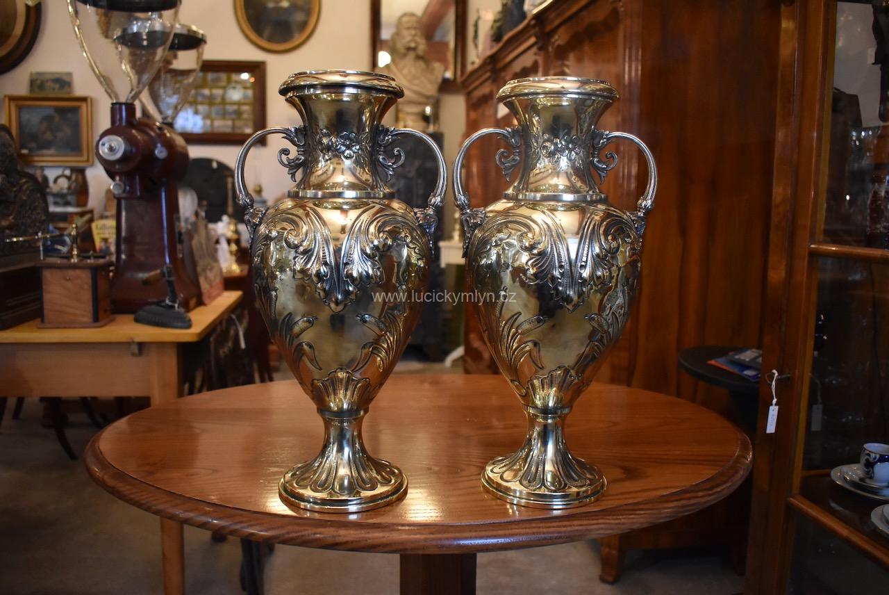 Vyšší párové starožitné dekorativní vázy Vyšší párové starožitné dekorativní vázy