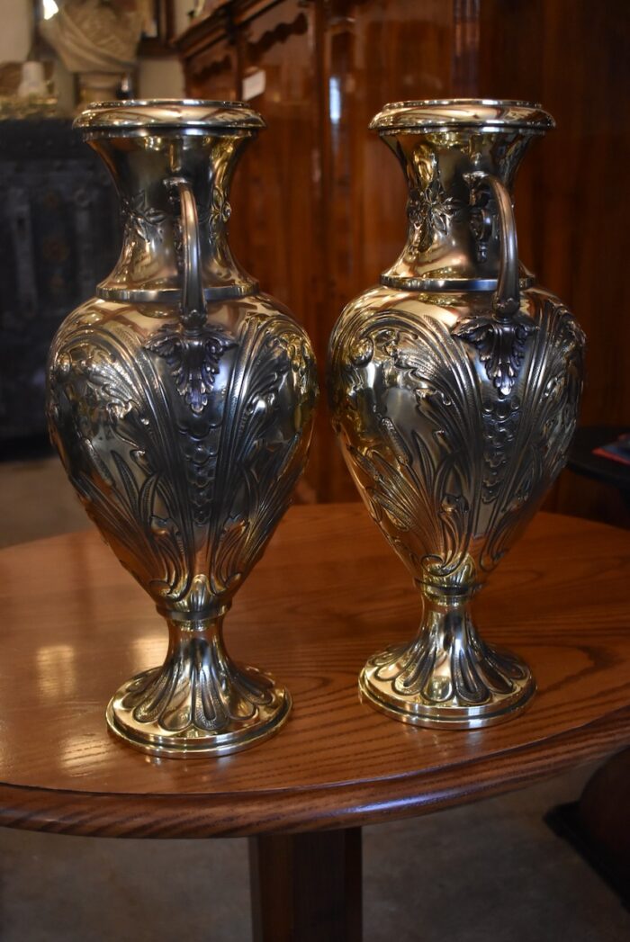 Vyšší párové starožitné dekorativní vázy