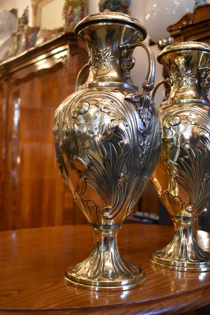 Vyšší párové starožitné dekorativní vázy