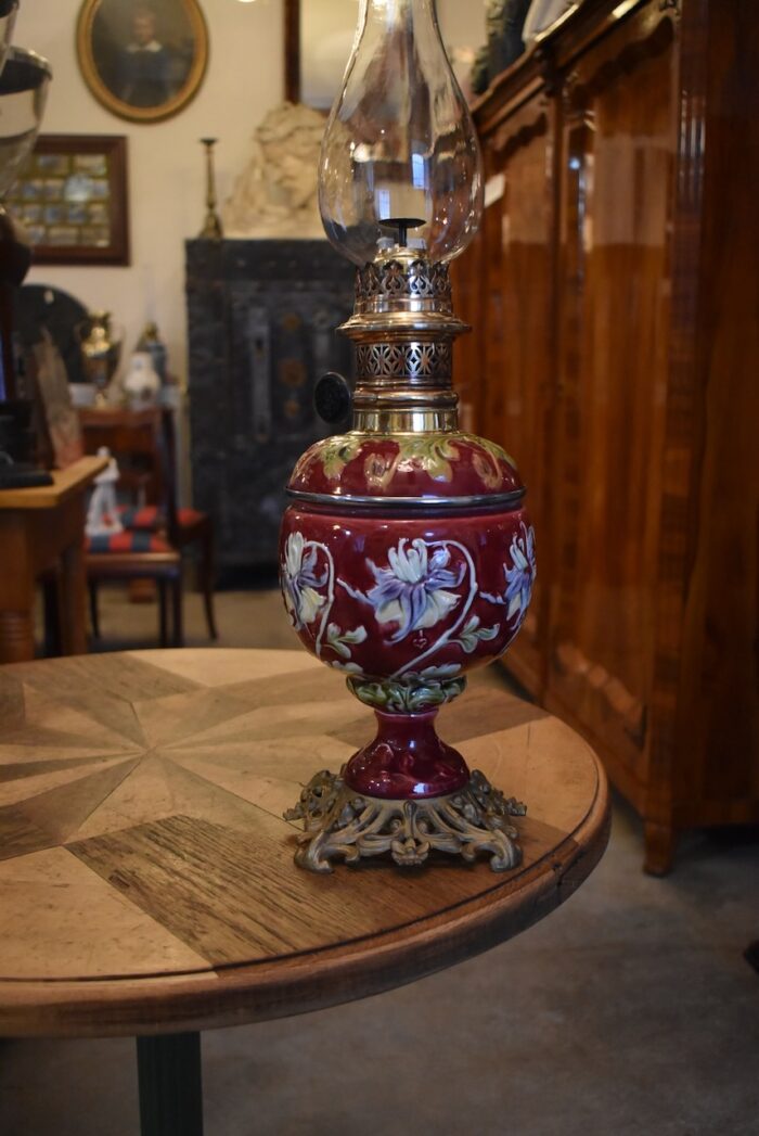 Starožitná secesní petrolejová lampa z malované majoliky