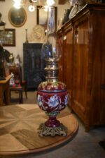 Starožitná secesní petrolejová lampa z malované majoliky