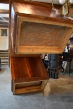 Větší a hezký starožitný psací stůl ve funkcionalistickém stylu