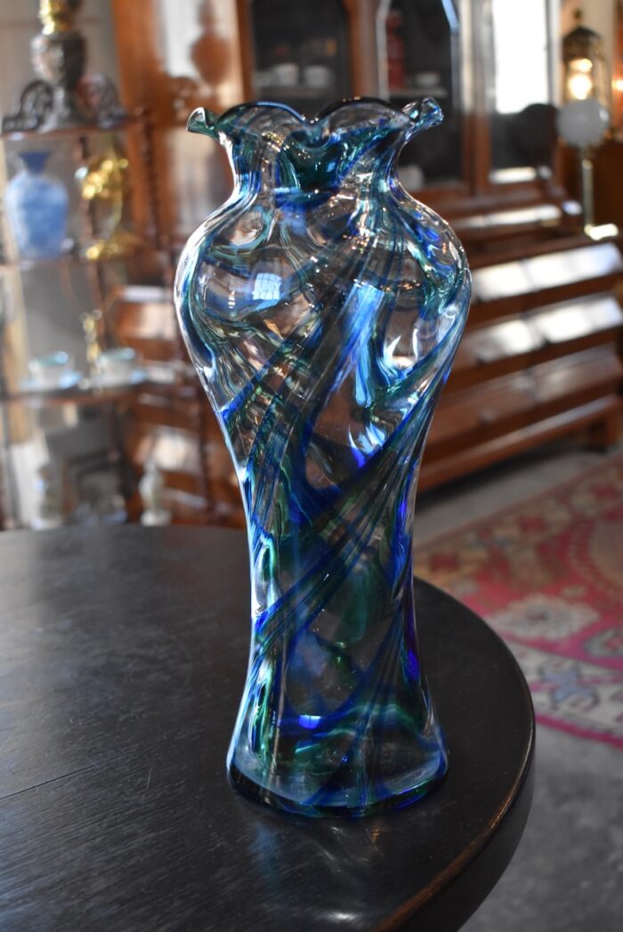 Nevšední starožitná foukaná váza z čirého průsvitného skla