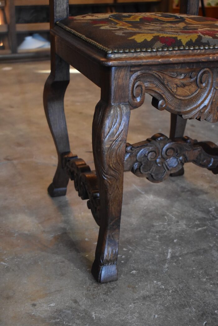 Starožitná židle v barokním romantickém stylu
