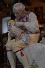 Starožitná soška Dědeček chůvou Bechyně