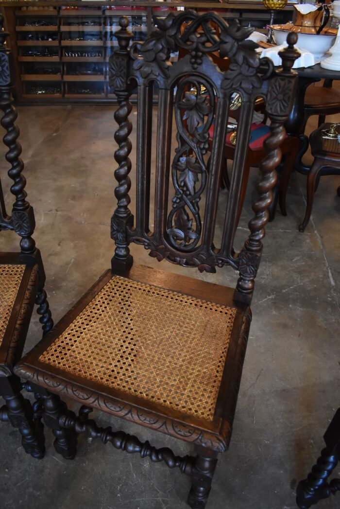 Starožitné neorenesanční řezbářsky zdobené židle