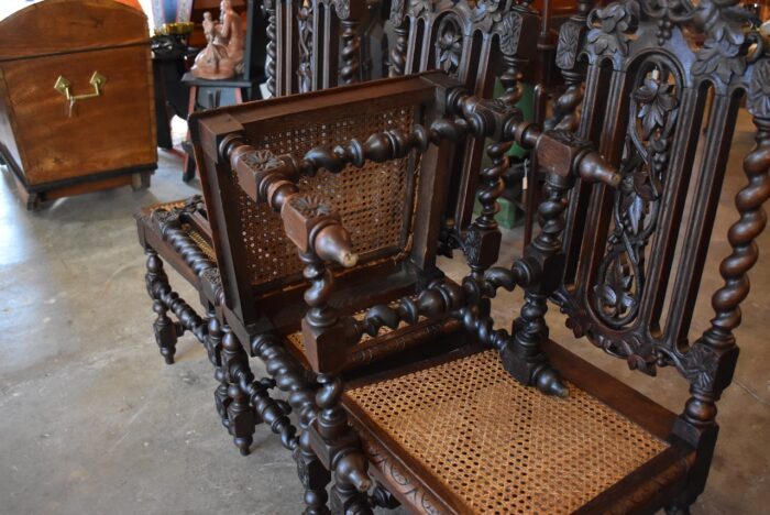Starožitné neorenesanční řezbářsky zdobené židle