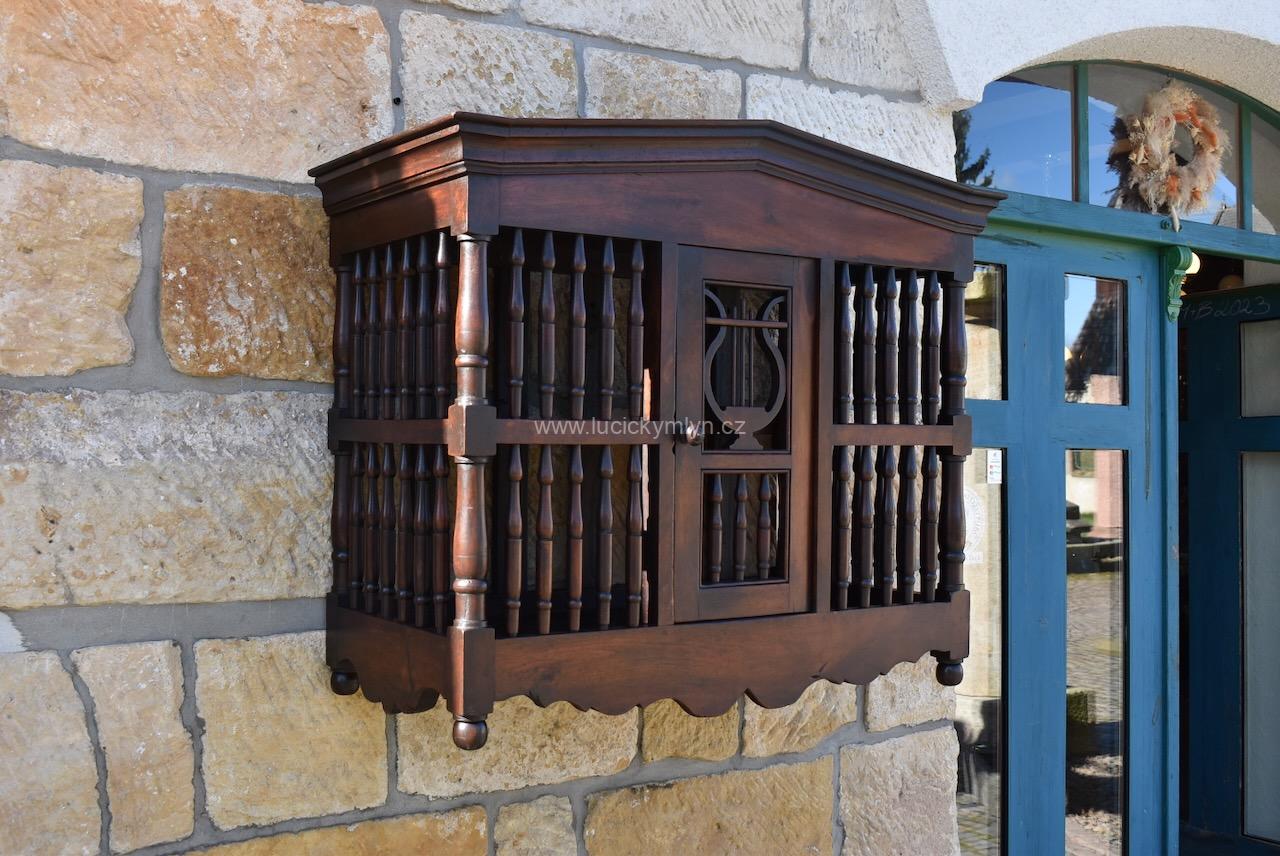 Starožitná francouzská skříňka či klec na čerstvé pečivo Starožitná francouzská skříňka či klec na čerstvé pečivo