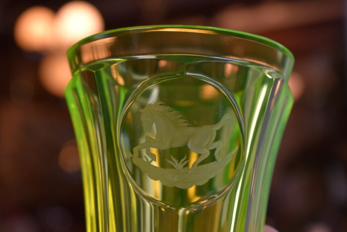 Starožitný pohár z působivého žluto-zeleného uranového skla