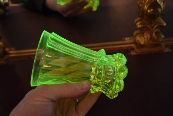 Starožitný pohár z působivého žluto-zeleného uranového skla