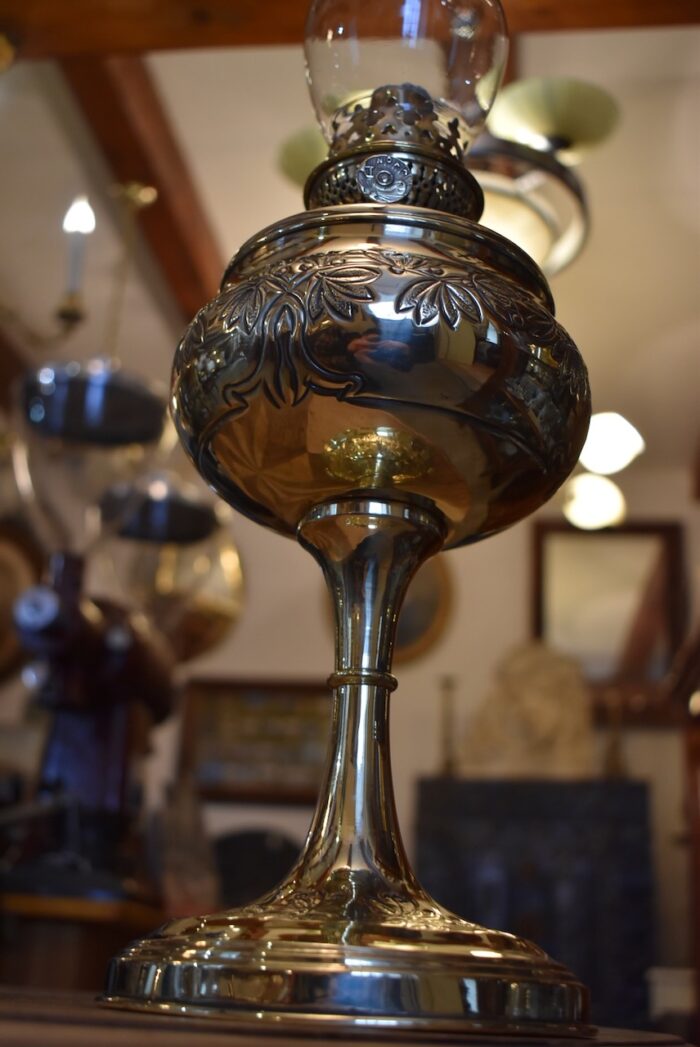 Vysoká a krásná starožitná secesní petrolejová lampa