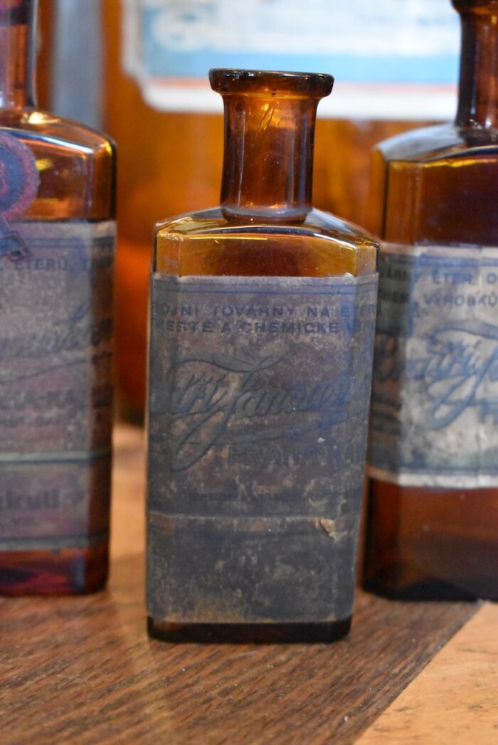 Sběratelská kuriozita - vzácná kolekce originálních prvorepublikových lahví
