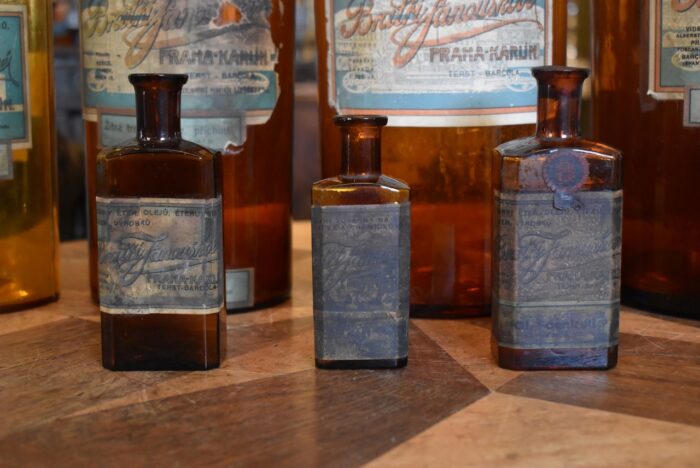 Sběratelská kuriozita - vzácná kolekce originálních prvorepublikových lahví