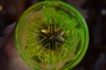 Luxusní starožitný broušený pohár uranové sklo