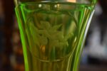 Luxusní starožitný broušený pohár uranové sklo
