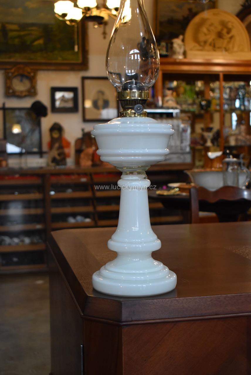 Starožitná petrolejová lampa Starožitná petrolejová lampa