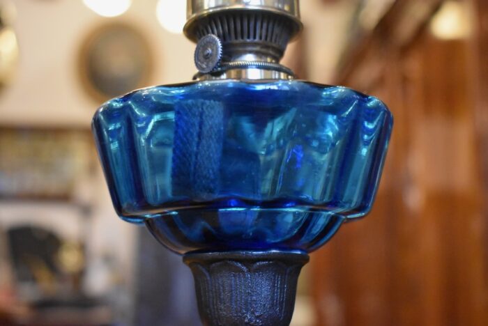 Vkusná secesní petrolejka s nádobkou z modrého skla