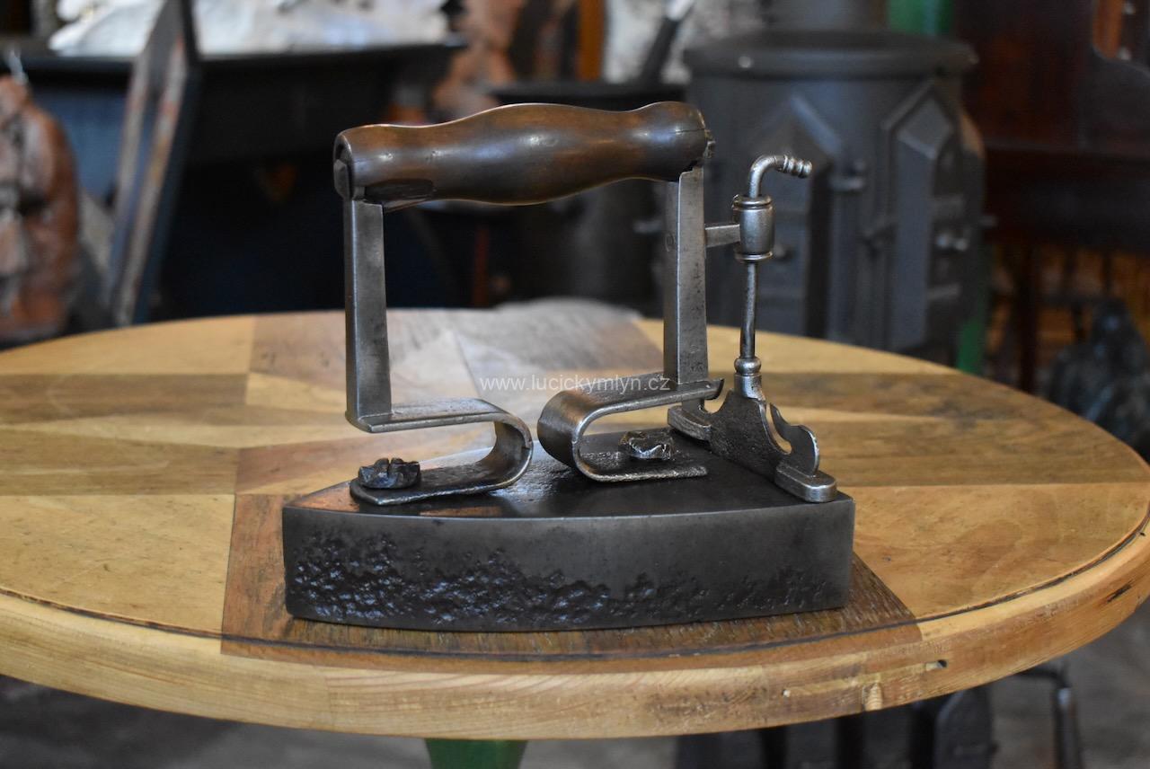 Větší a vzácná starožitná žehlička Větší a vzácná starožitná žehlička