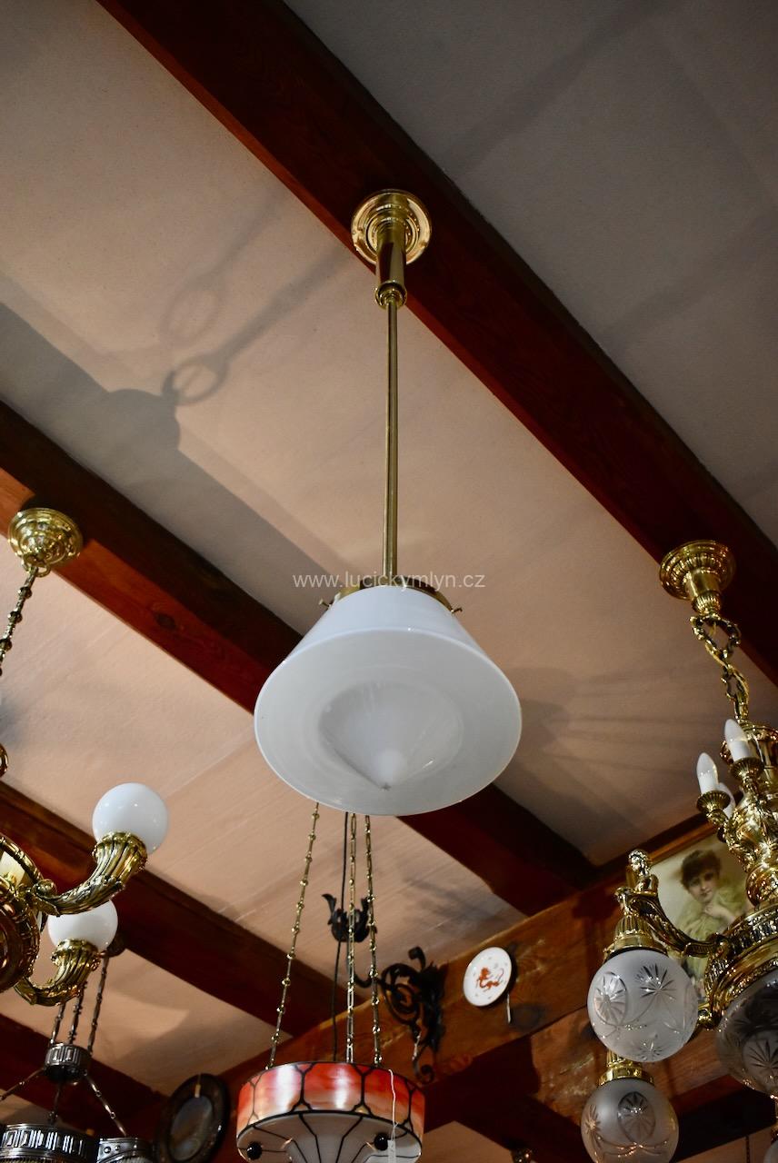 Delší starožitné výrazně modernistické mosazné světlo či lustřík Delší starožitné výrazně modernistické mosazné světlo či lustřík