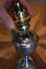 Nezvykle menší a vkusná starožitná petrolejová lampa
