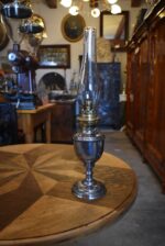 Nezvykle menší a vkusná starožitná petrolejová lampa